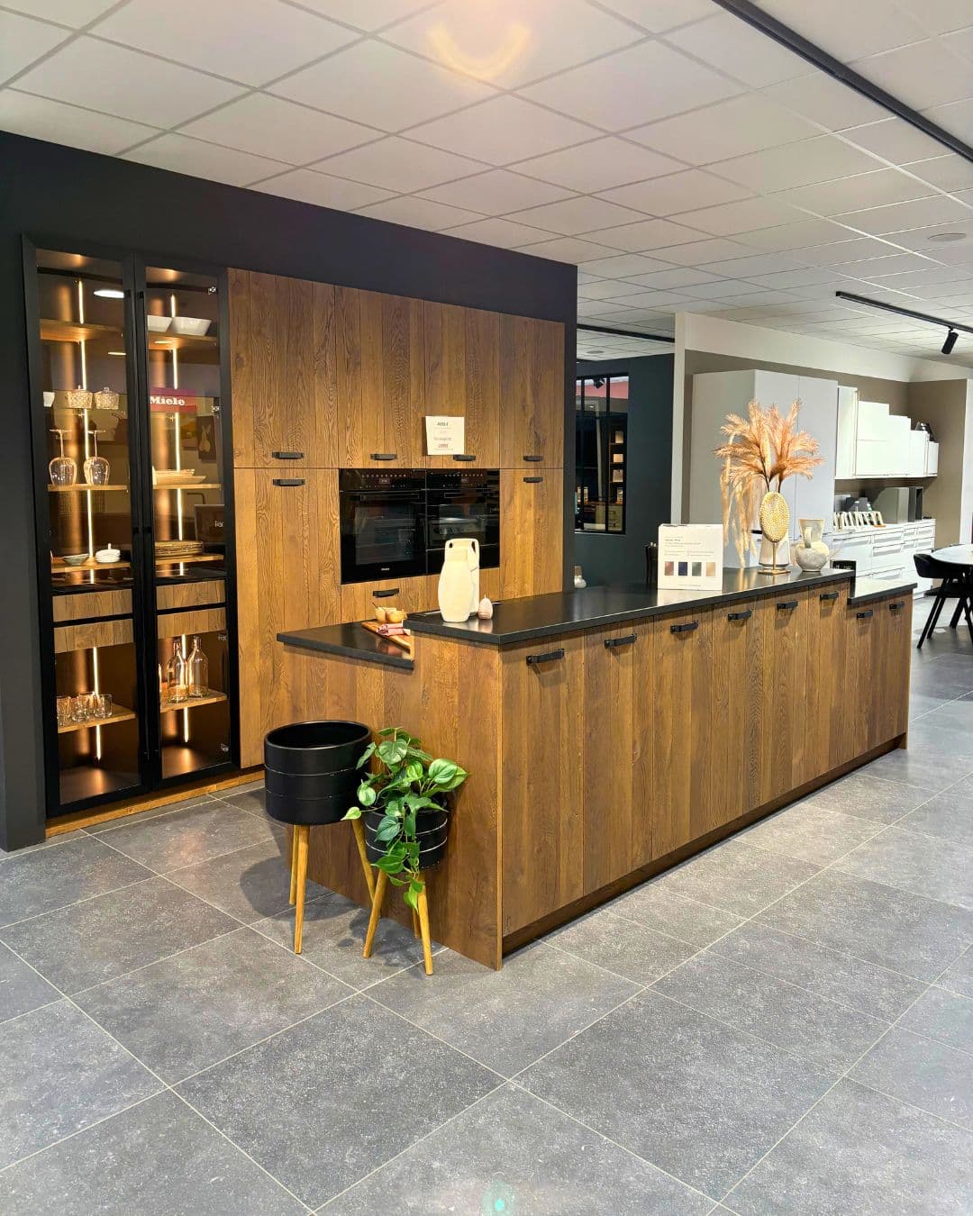 Cuisine moderne avec vitrines d’exposition bois et noir en liquidation chez IDÉO Cuisines pendant les Soldes