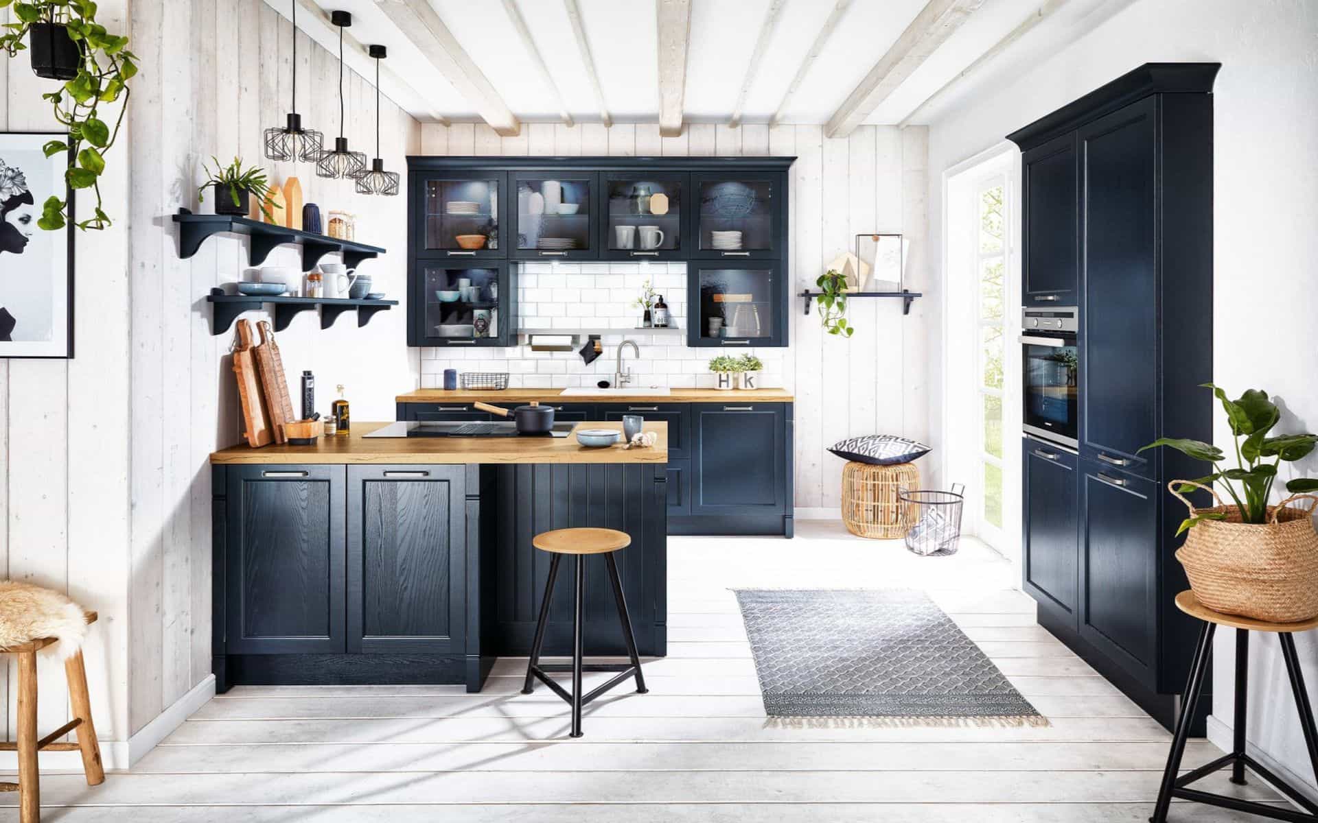 Cuisine équipée classique bleu nuit avec îlot central, plan de travail en bois massif et façades à cadres et portes vitrées. IDEO Cuisines sur mesure