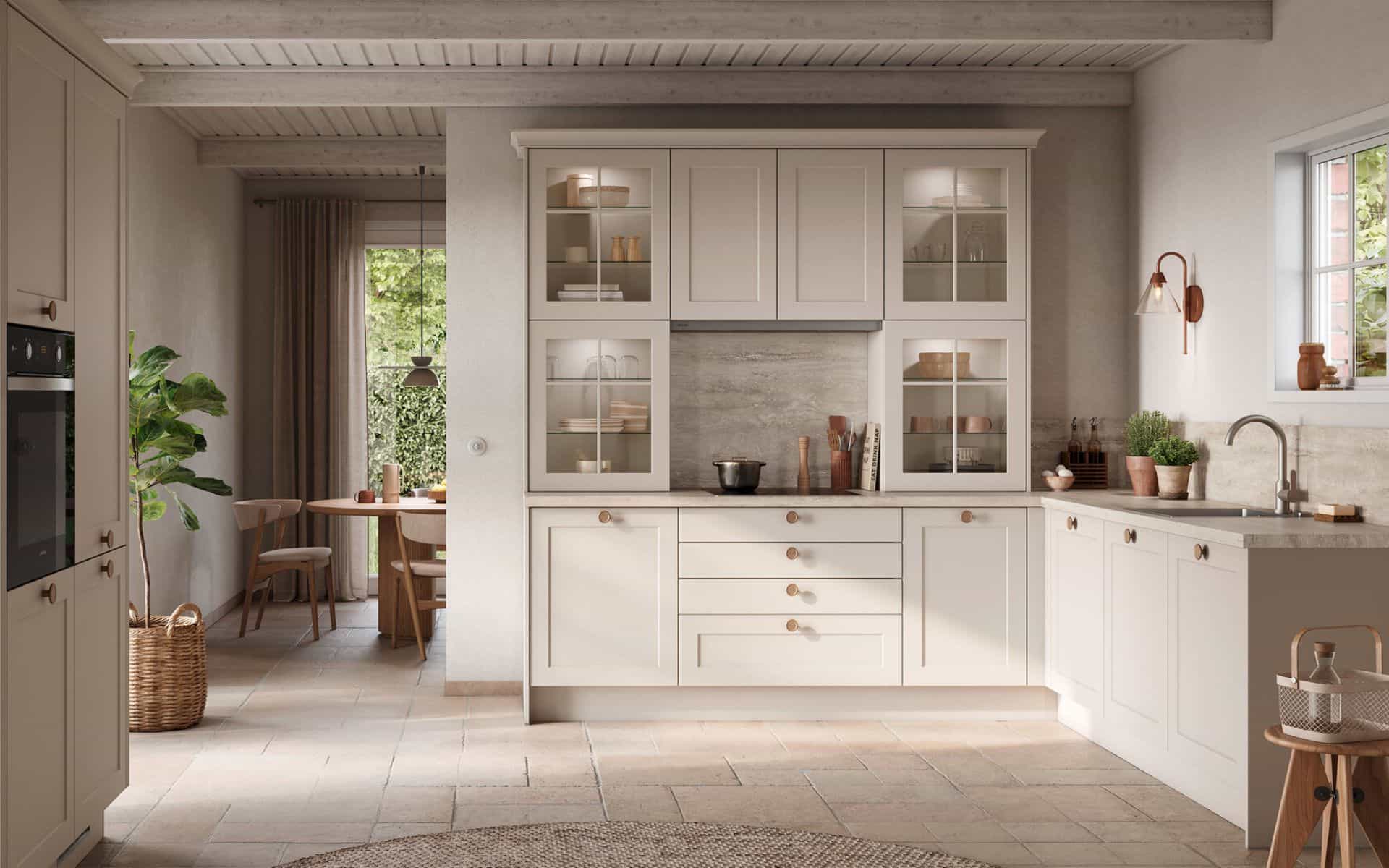 Cuisine équipée classique sur mesure beige avec vitrines, poutres apparentes et ambiance chaleureuse
