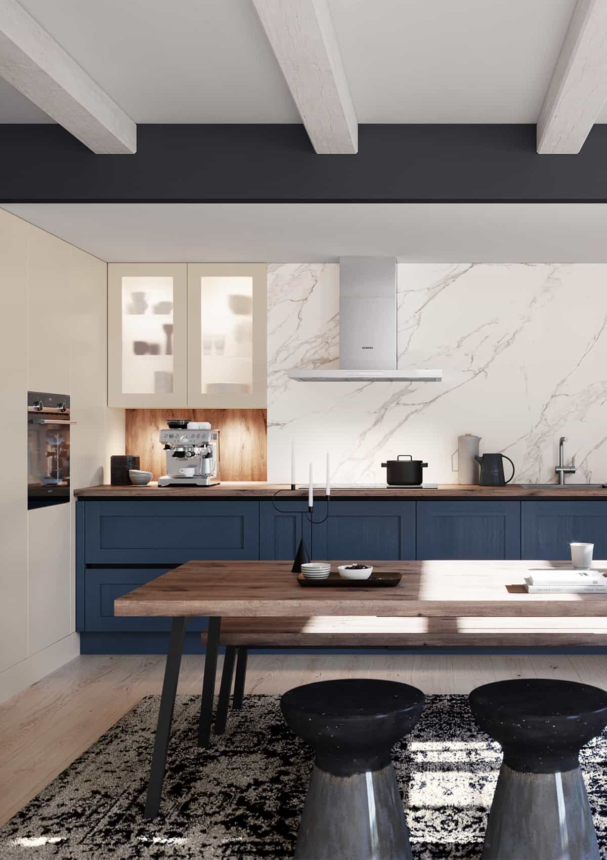 Cuisine moderne bleu profond en bois avec crédence effet marbre, hotte intégrée et table repas